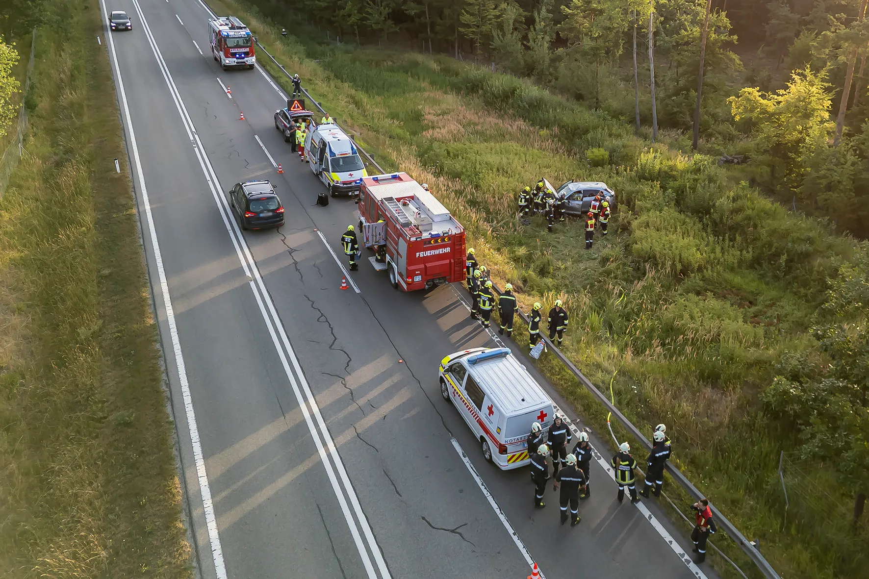 Gallery image 6 - Menschenrettung nach Fahrzeugüberschlag auf der B37