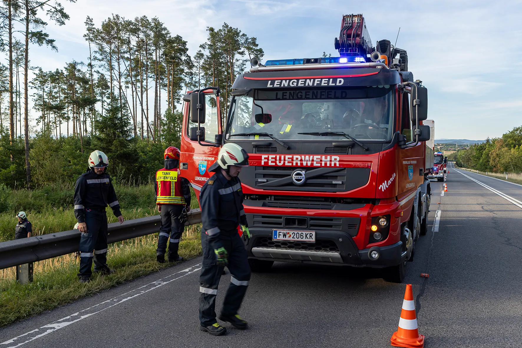 Gallery image 7 - Menschenrettung nach Fahrzeugüberschlag auf der B37