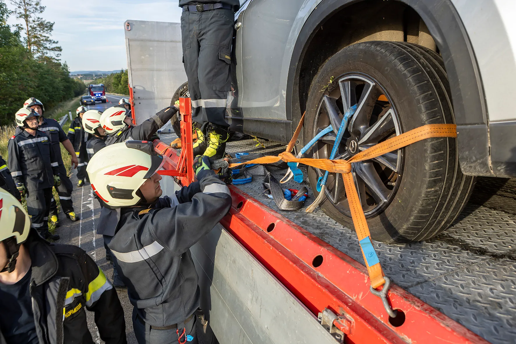 Gallery image 9 - Menschenrettung nach Fahrzeugüberschlag auf der B37