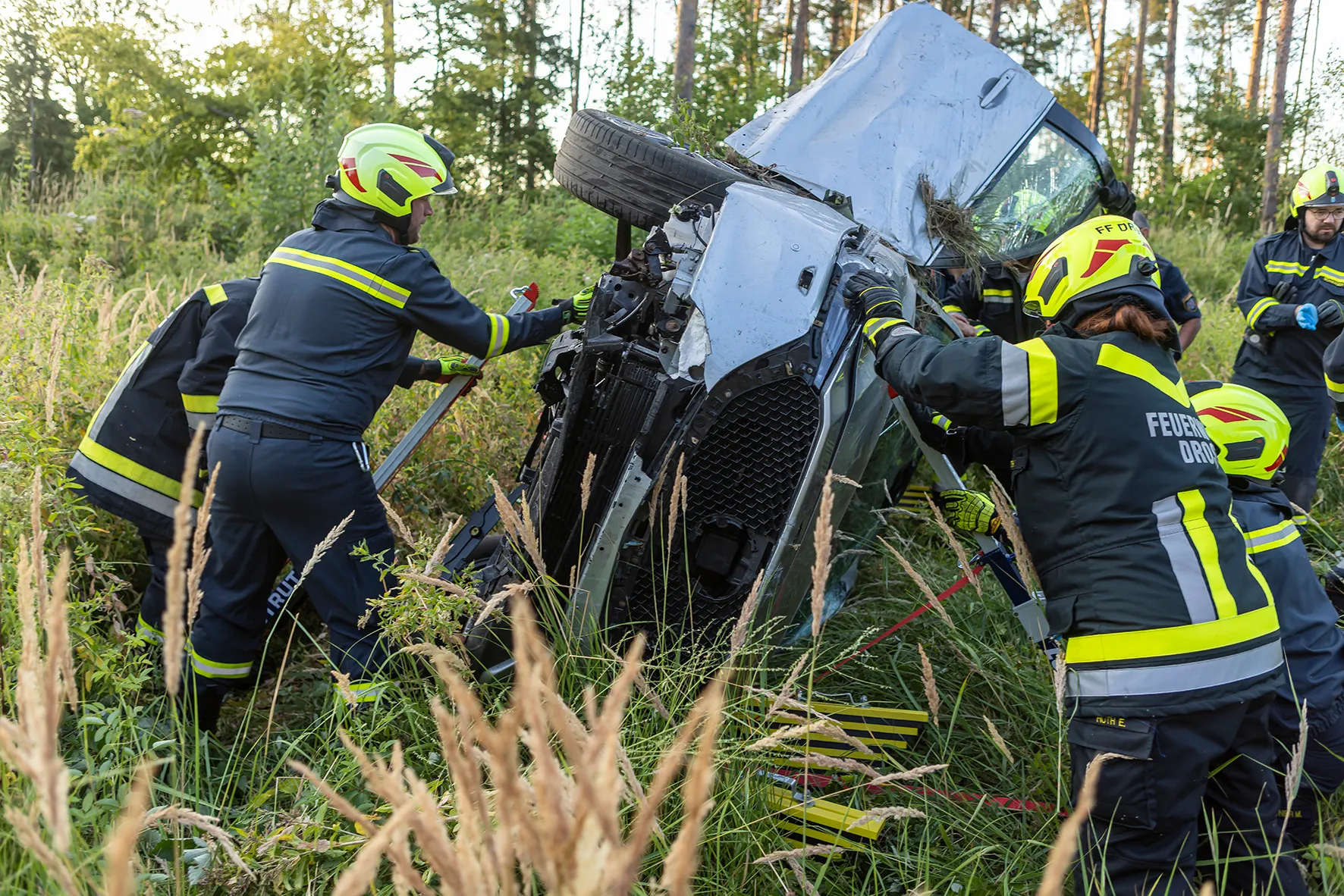 Gallery image 3 - Menschenrettung nach Fahrzeugüberschlag auf der B37