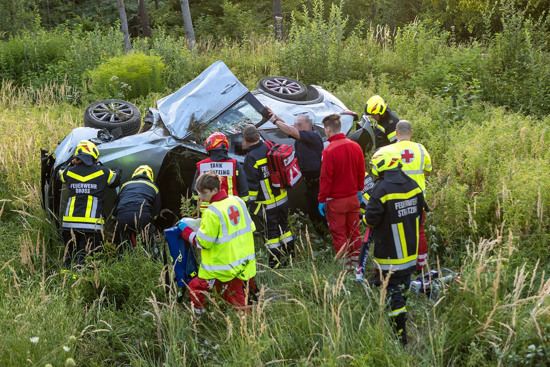 Menschenrettung nach Fahrzeugüberschlag auf der B37