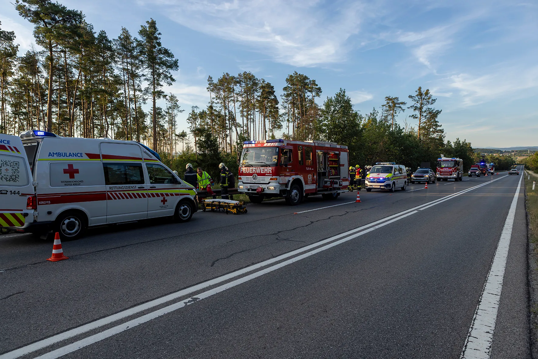 Gallery image 4 - Menschenrettung nach Fahrzeugüberschlag auf der B37