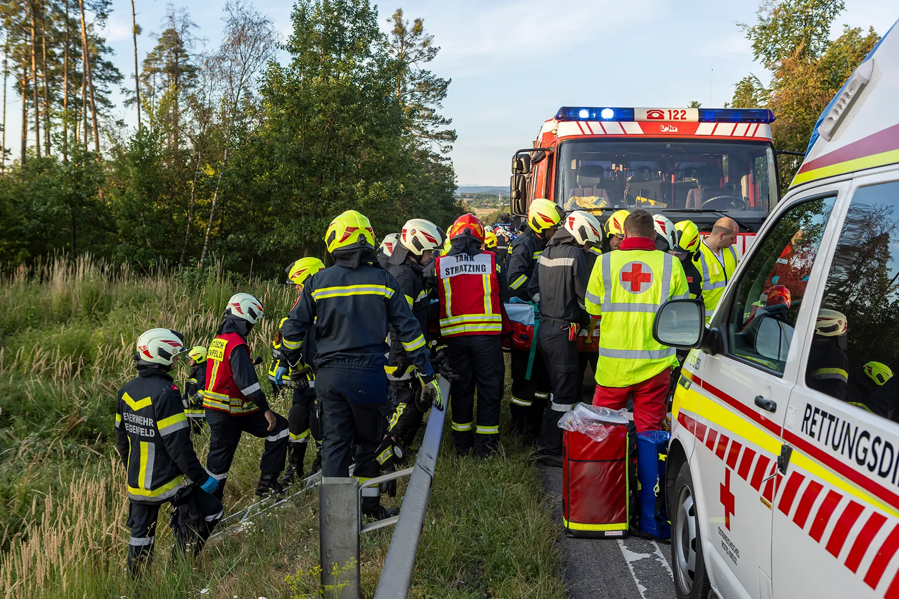 Gallery image 5 - Menschenrettung nach Fahrzeugüberschlag auf der B37