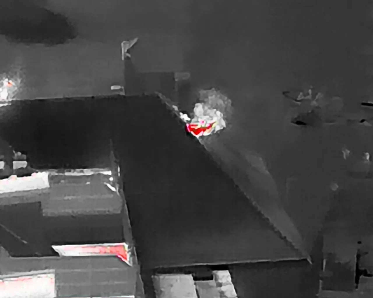 Gallery image 12 - Großeinsatz in Rehberg: Dachstuhlbrand fordert zehn Feuerwehren