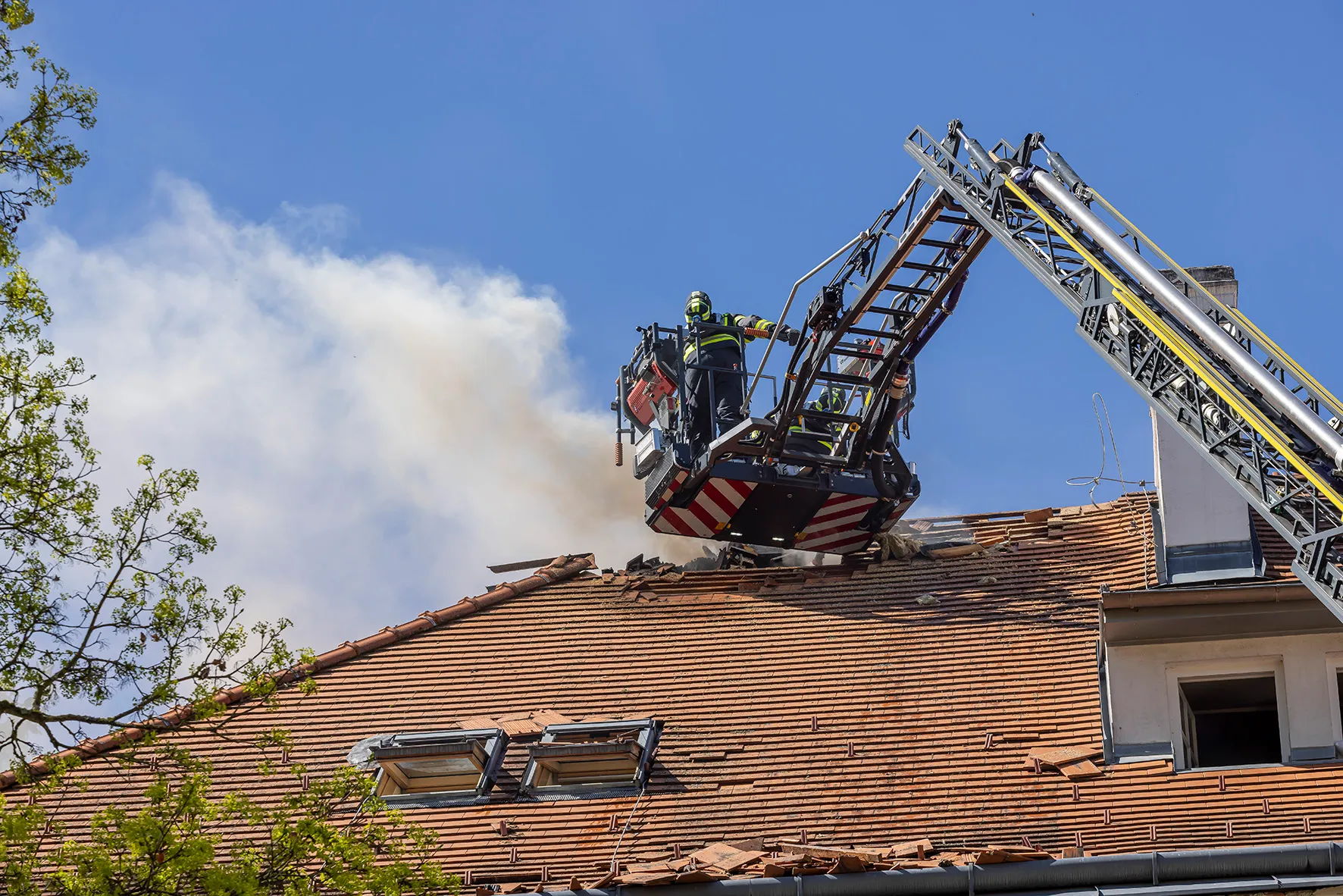 Gallery image 15 - Großeinsatz in Rehberg: Dachstuhlbrand fordert zehn Feuerwehren