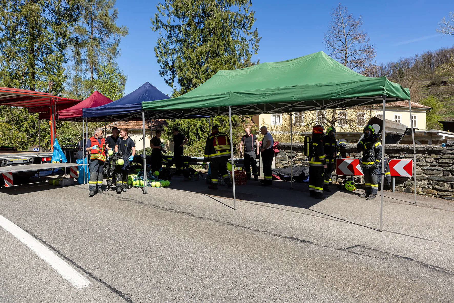 Gallery image 16 - Großeinsatz in Rehberg: Dachstuhlbrand fordert zehn Feuerwehren