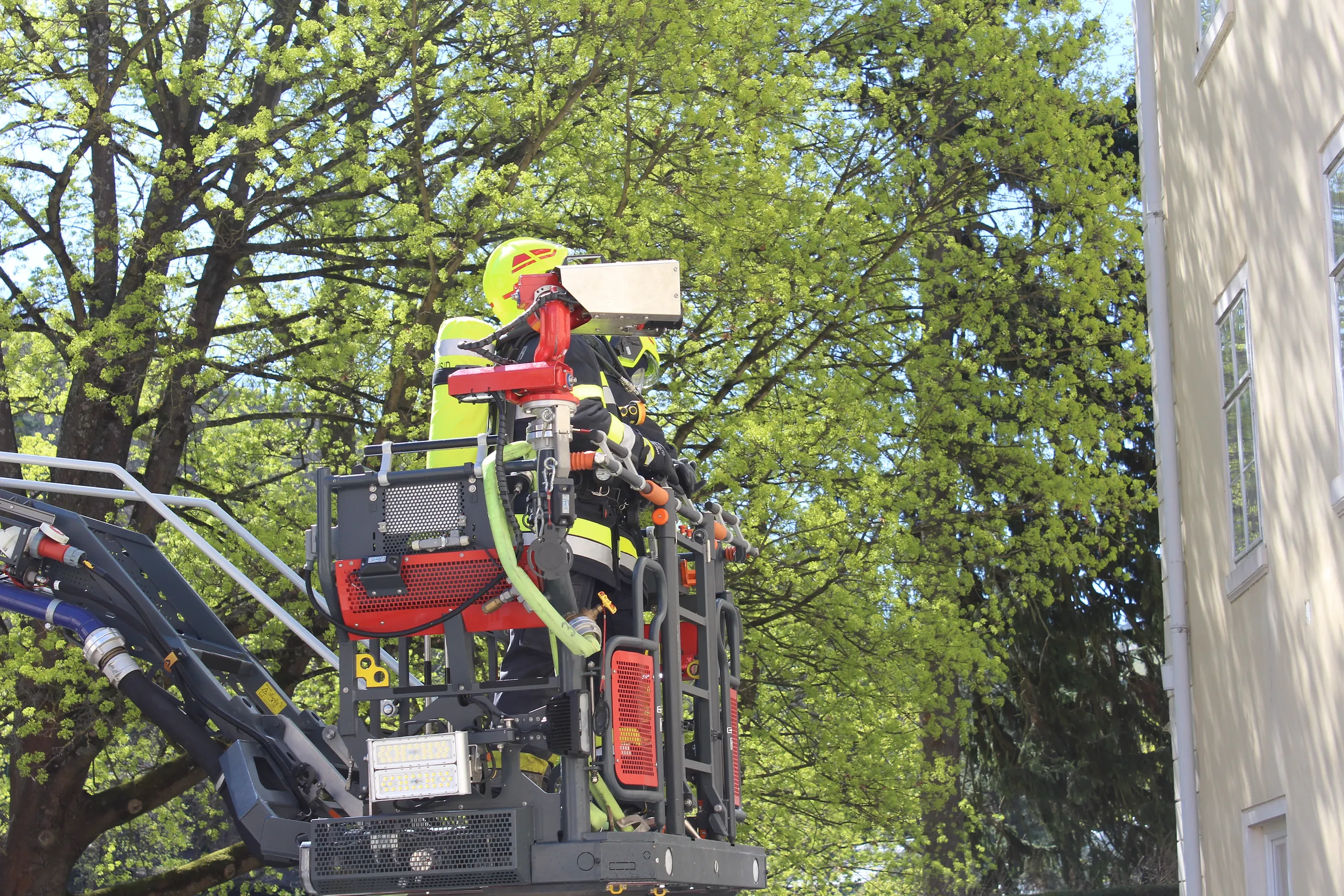 Gallery image 5 - Großeinsatz in Rehberg: Dachstuhlbrand fordert zehn Feuerwehren