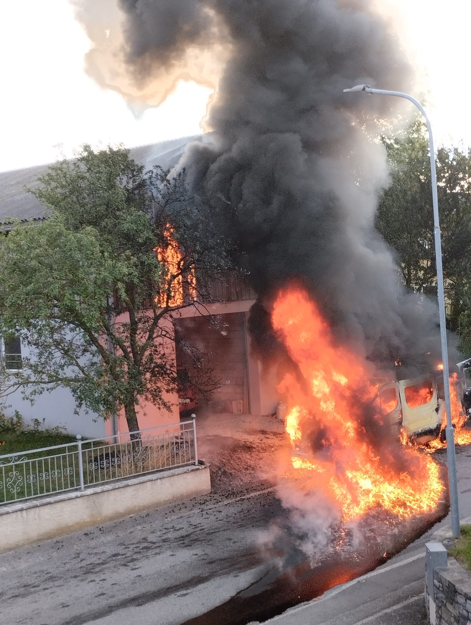 Fahrzeug in Vollbrand – Flammen greifen auf Garage über