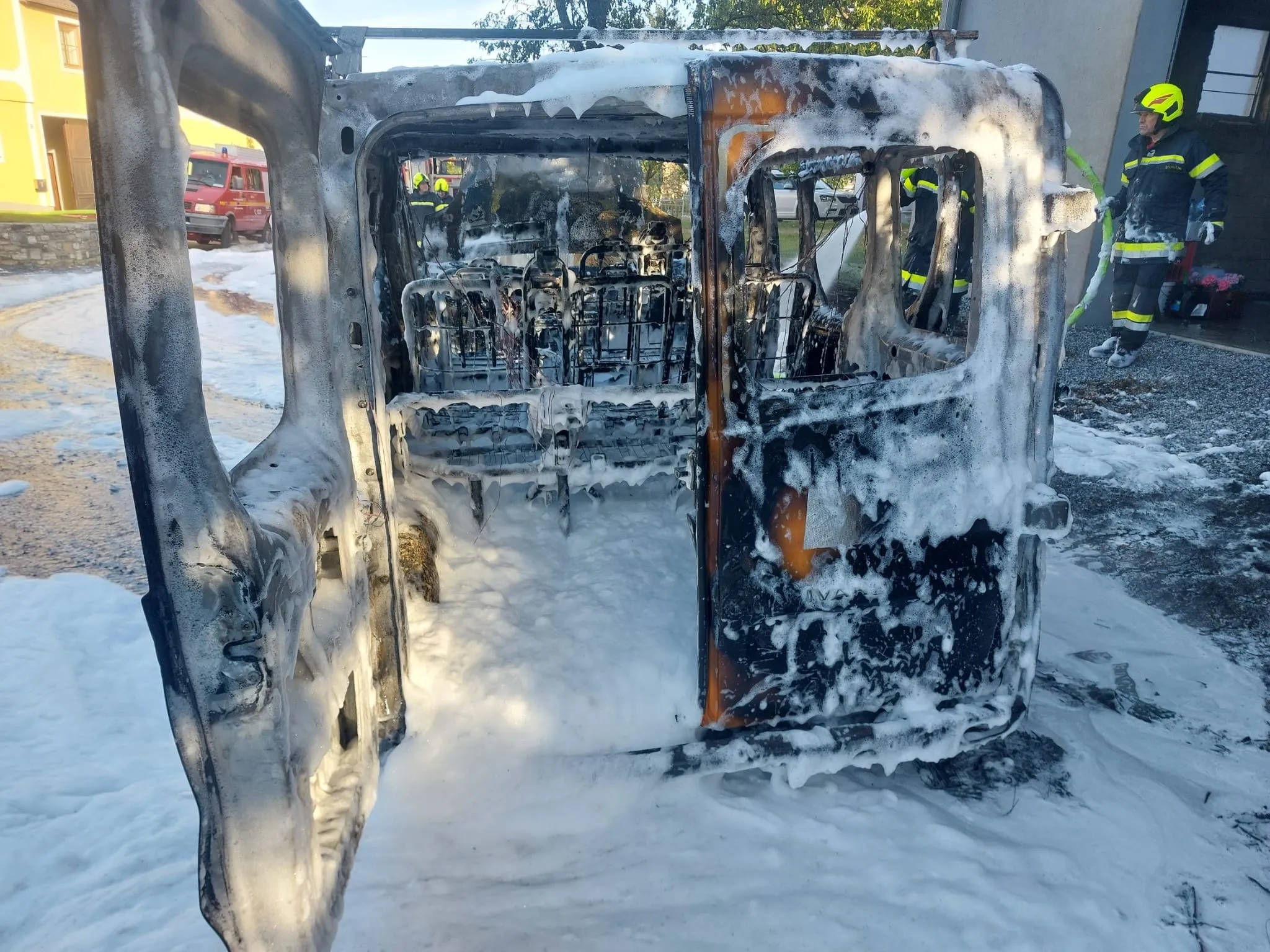 Gallery image 5 - Fahrzeug in Vollbrand – Flammen greifen auf Garage über