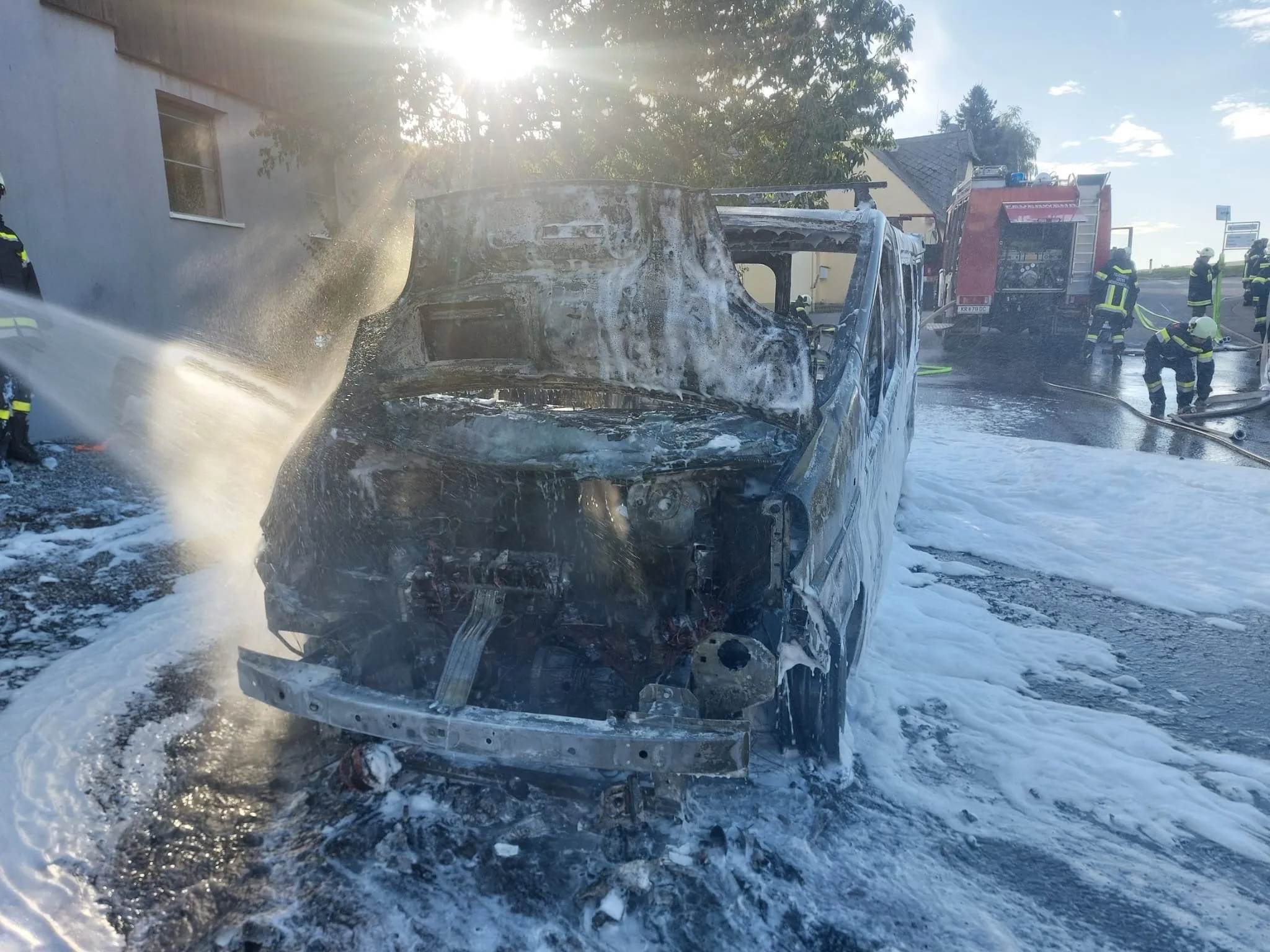 Gallery image 6 - Fahrzeug in Vollbrand – Flammen greifen auf Garage über