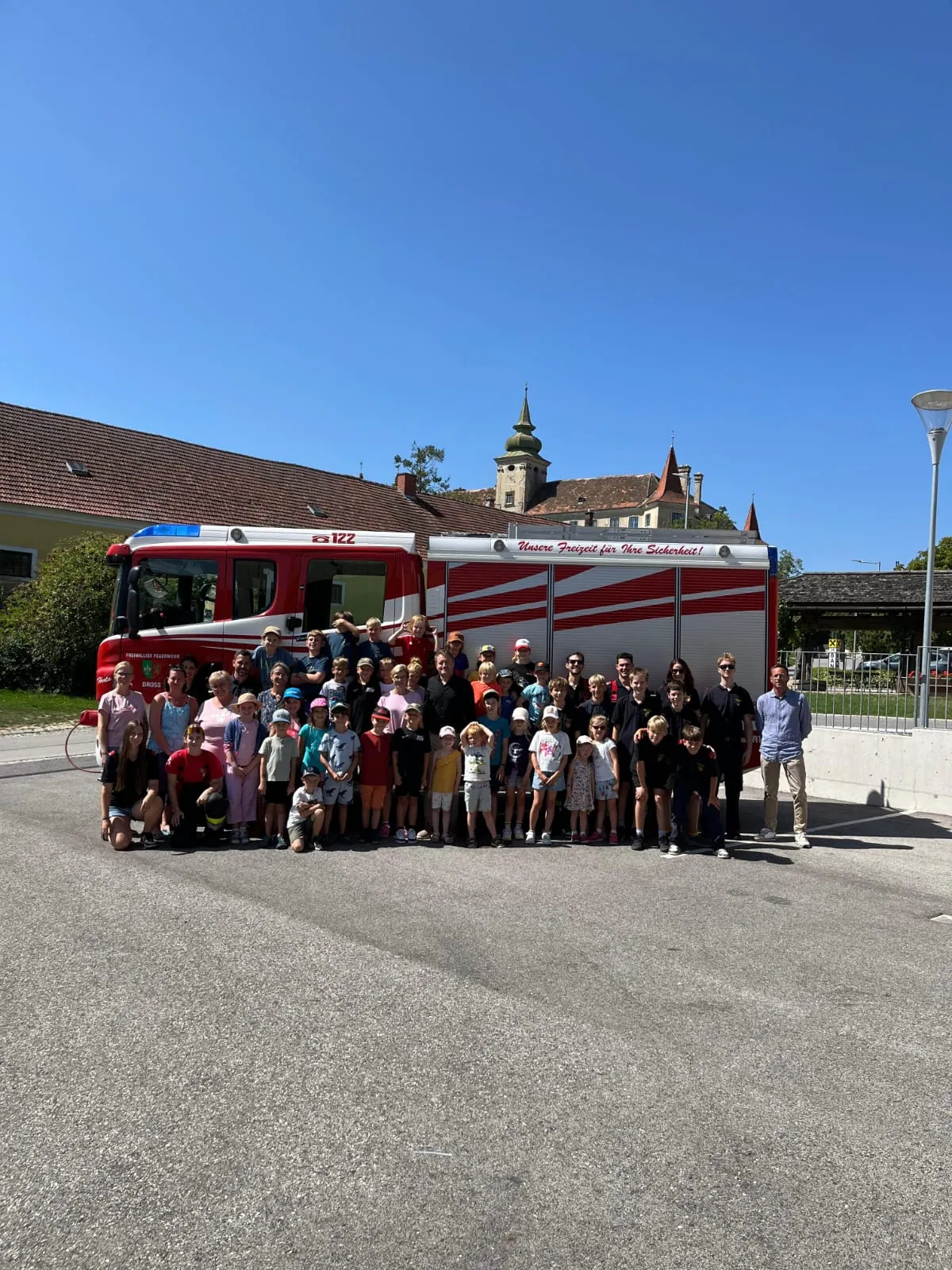 Kindersommer der Gemeinde zu Besuch bei der Feuerwehrjugend Dross