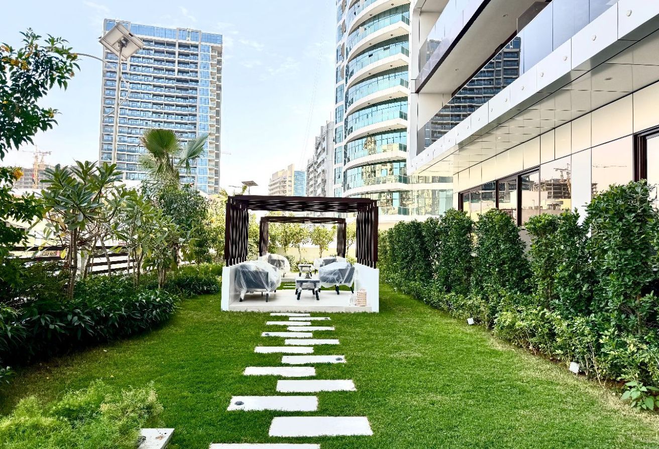 BRAND NEW BUILDING | READY TO MOVE | GOLF LINKS - 18