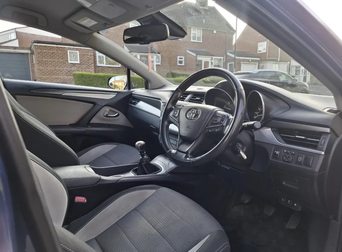 TOYOTA AVENSIS BUSINESS EDITION D-4D