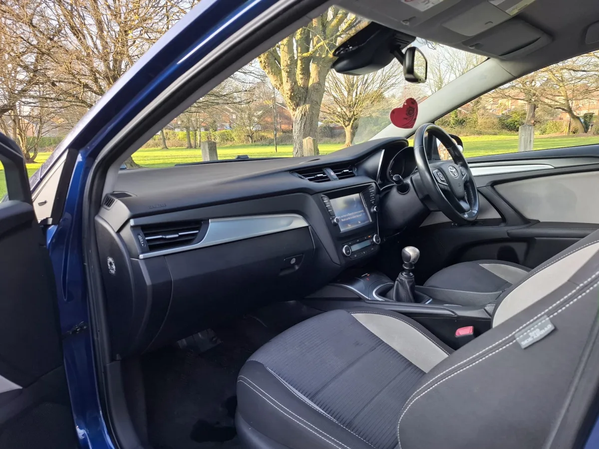 TOYOTA AVENSIS BUSINESS EDITION D-4D