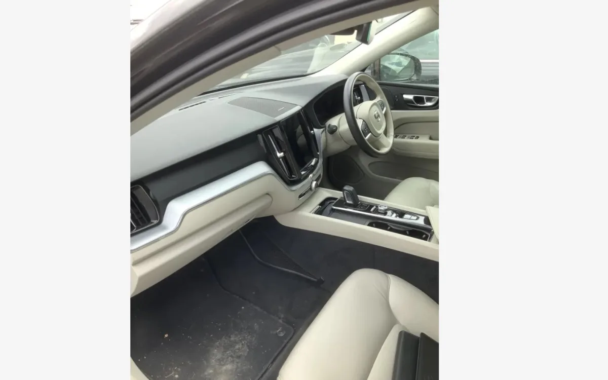 VOLVO XC60 MOMENTUM B5 MHEV AUTO