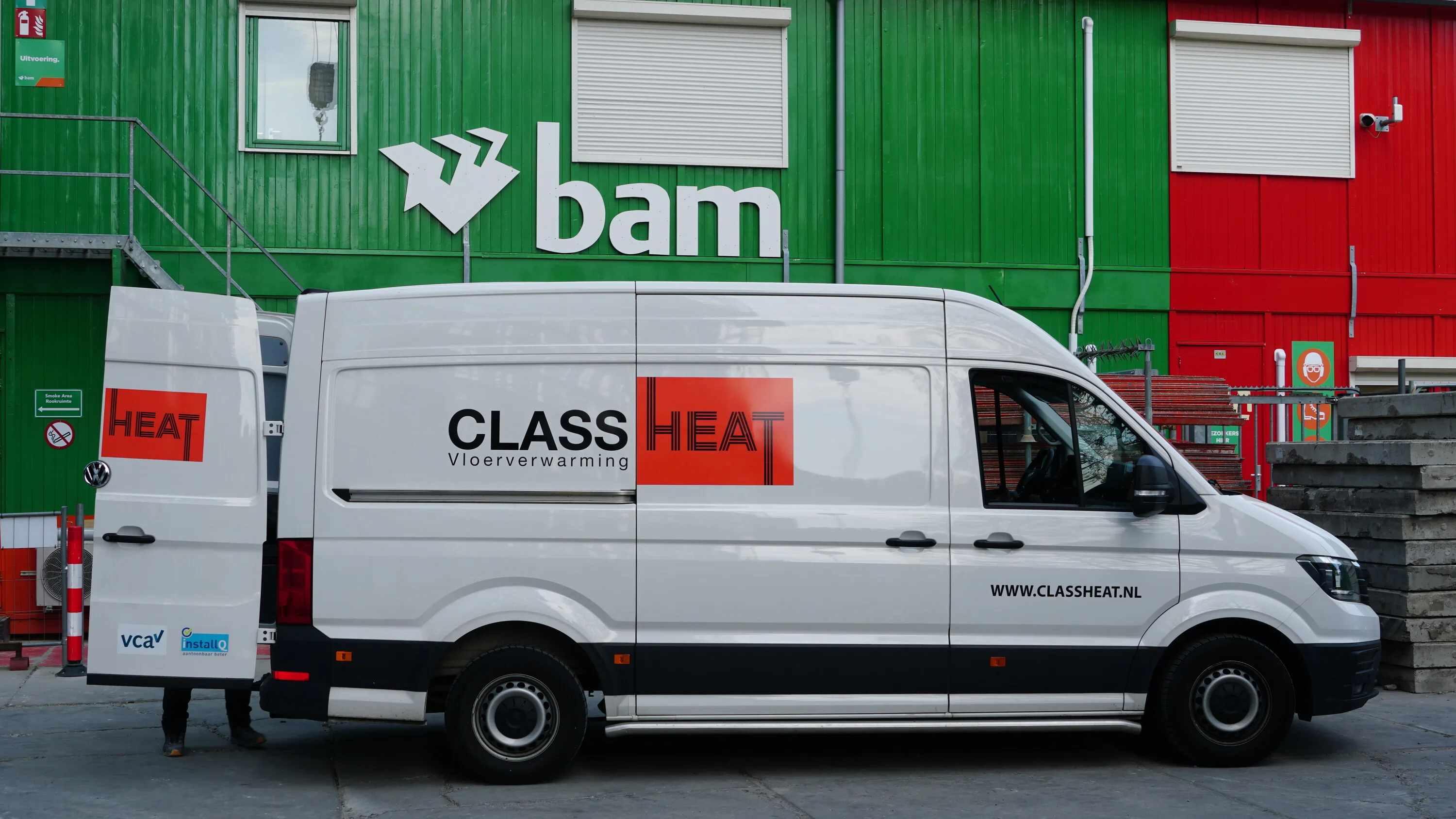ClassHeat bedrijfswagen bij zakelijk vloerverwarming project op bouwplaats