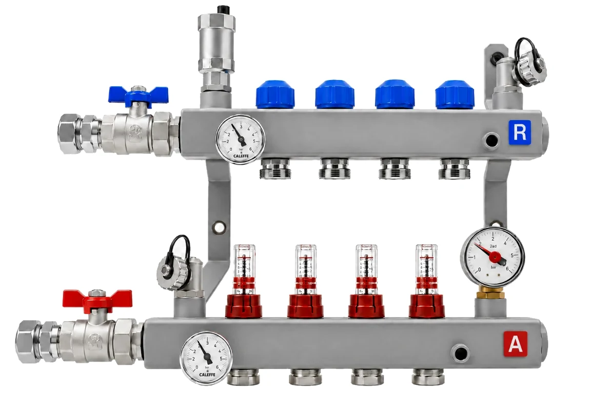Class Heat pompverdeler met blauwe dopjes, flowmeters, kogelkranen en manometers