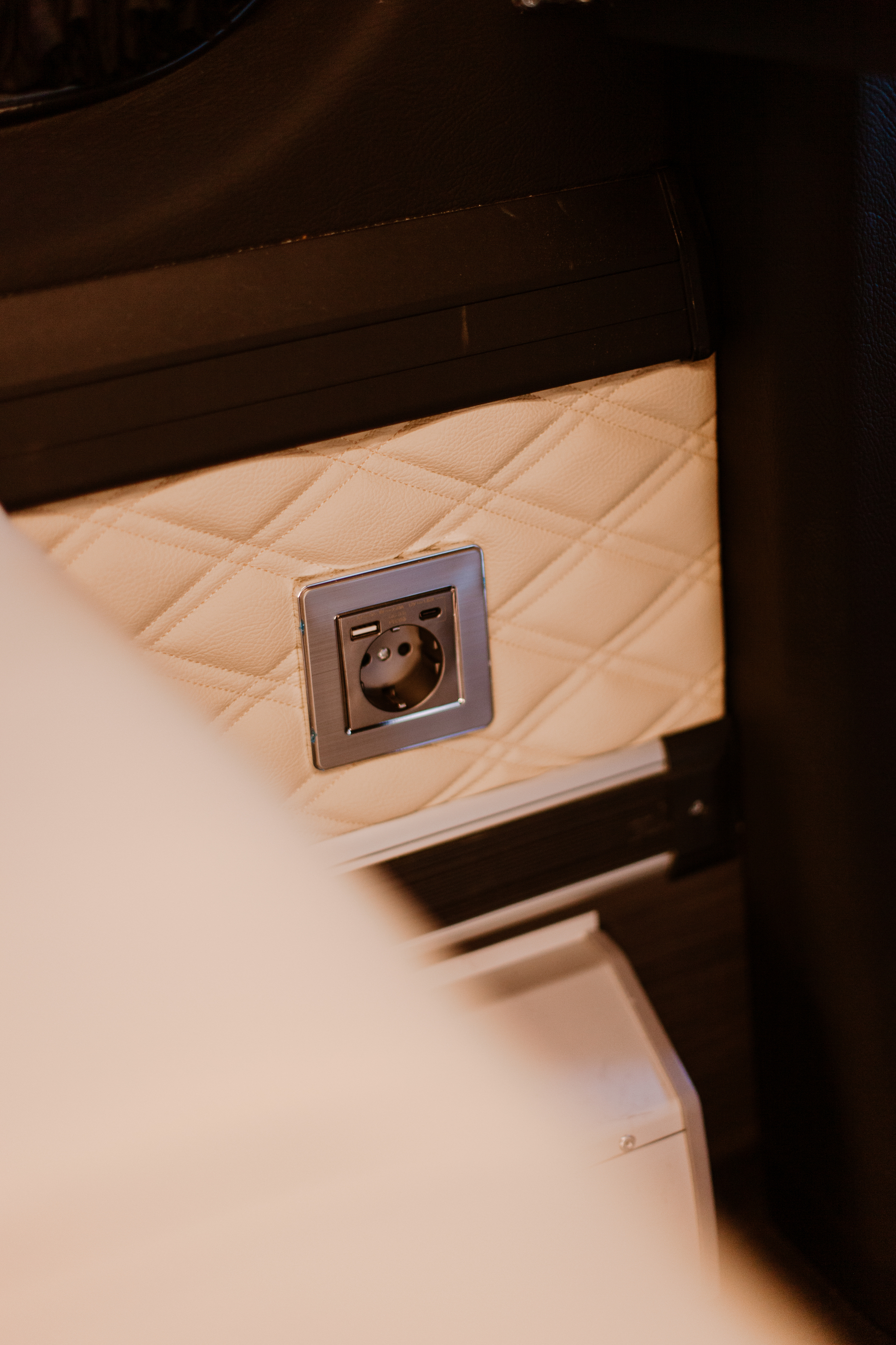 Instap van de Mercedes Sprinter bus