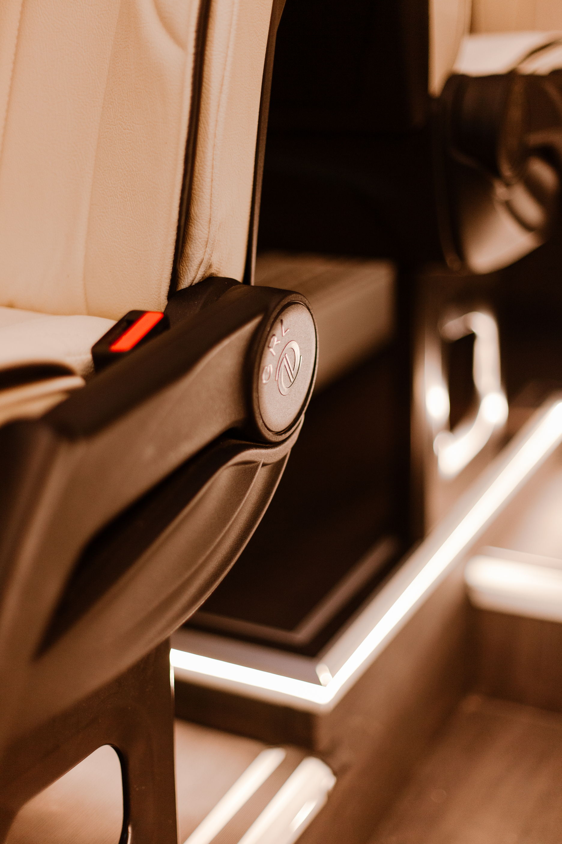 Instap van de Mercedes Sprinter bus