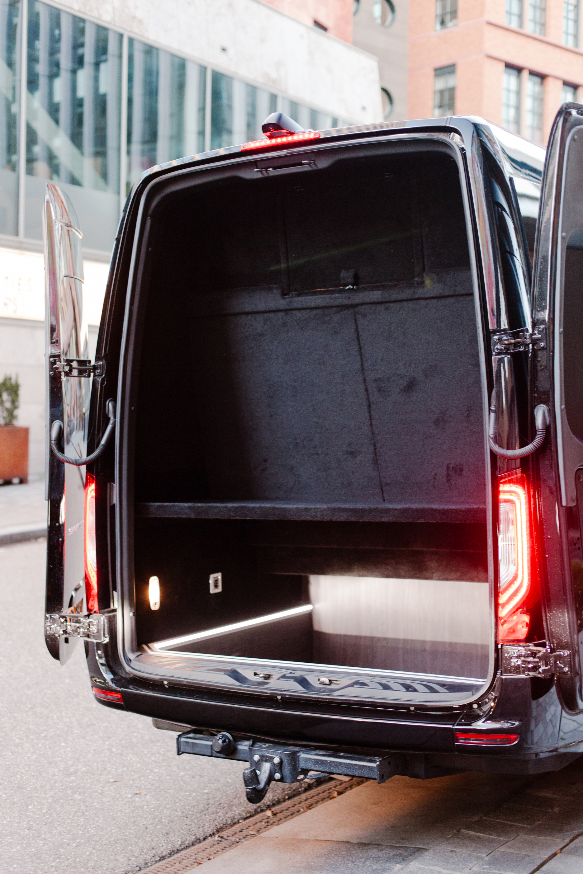 Instap van de Mercedes Sprinter bus