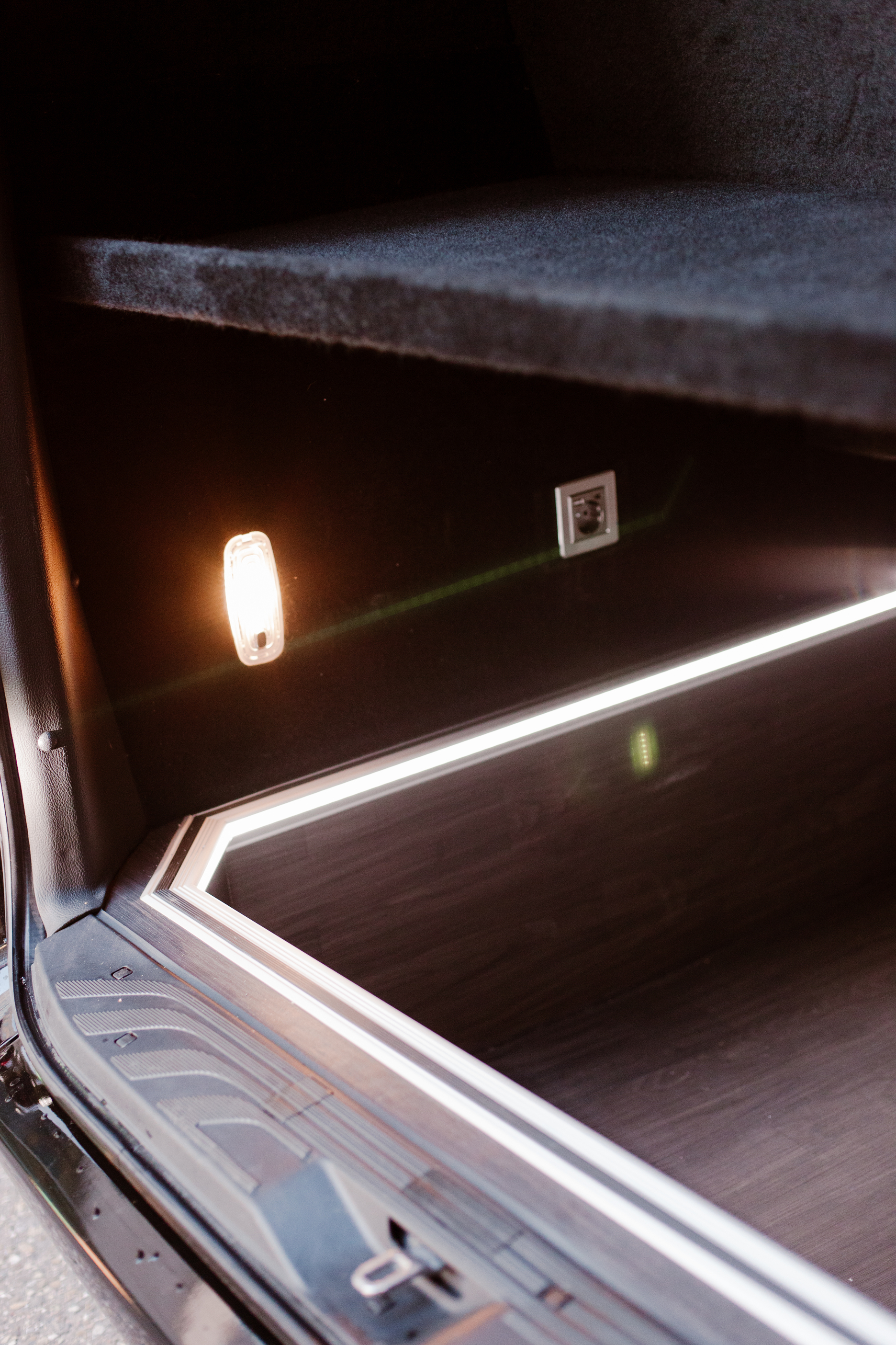 Instap van de Mercedes Sprinter bus