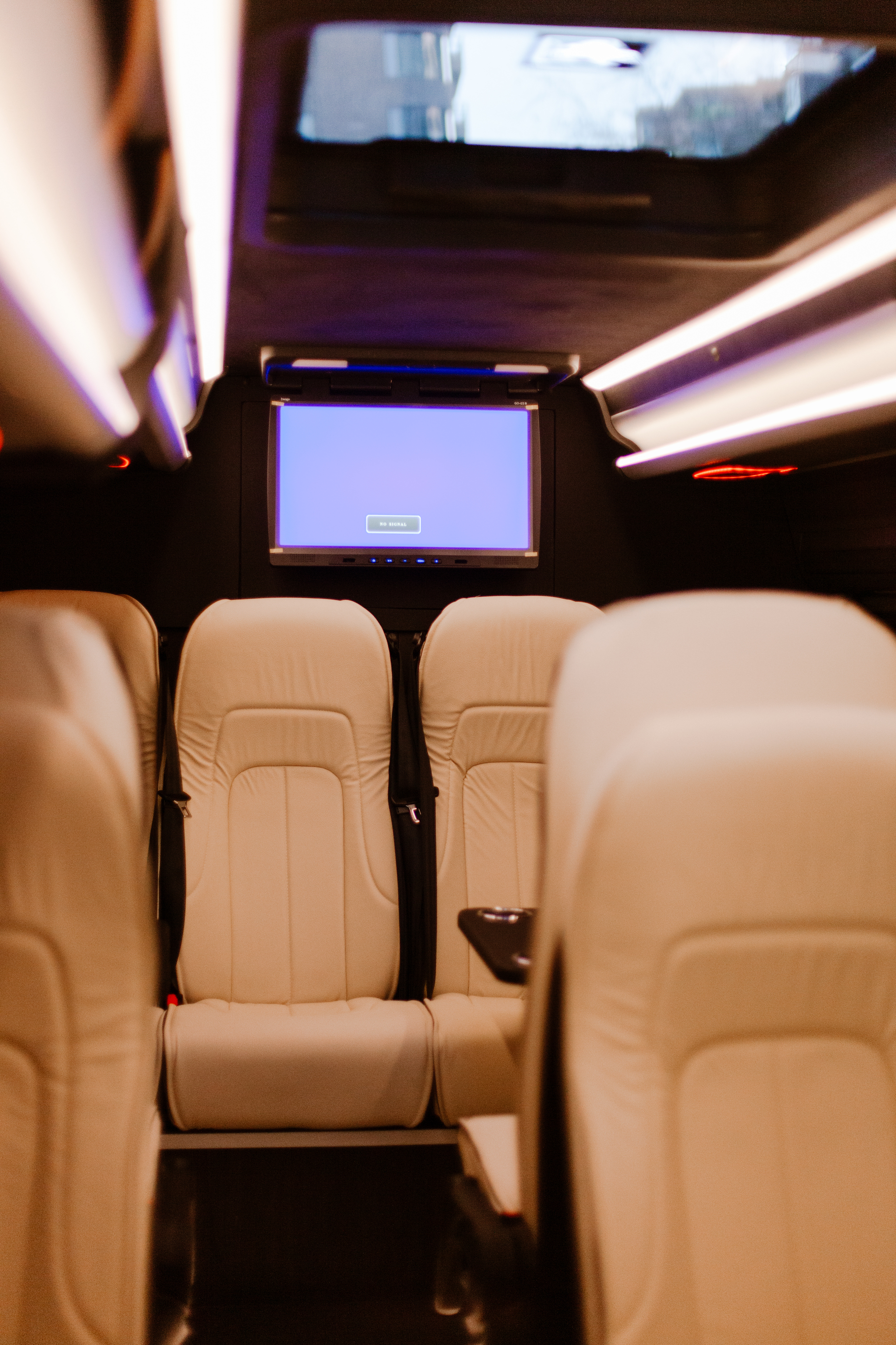 Instap van de Mercedes Sprinter bus