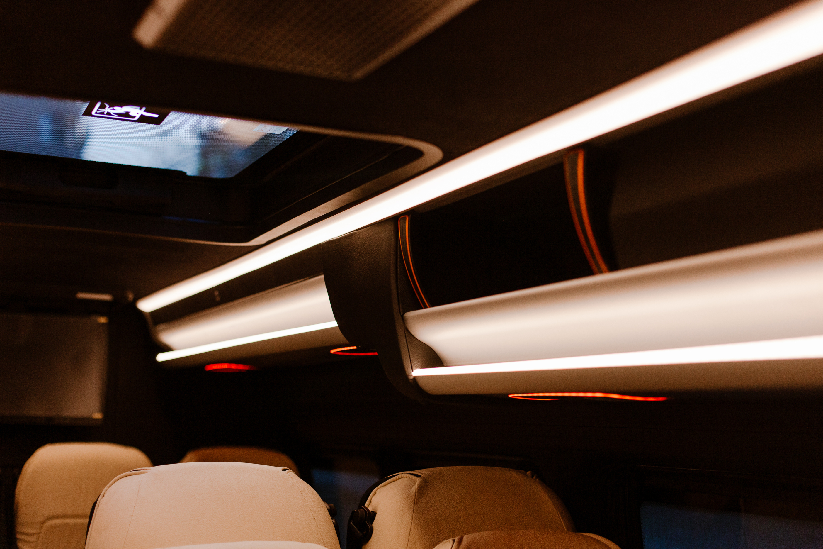 Instap van de Mercedes Sprinter bus