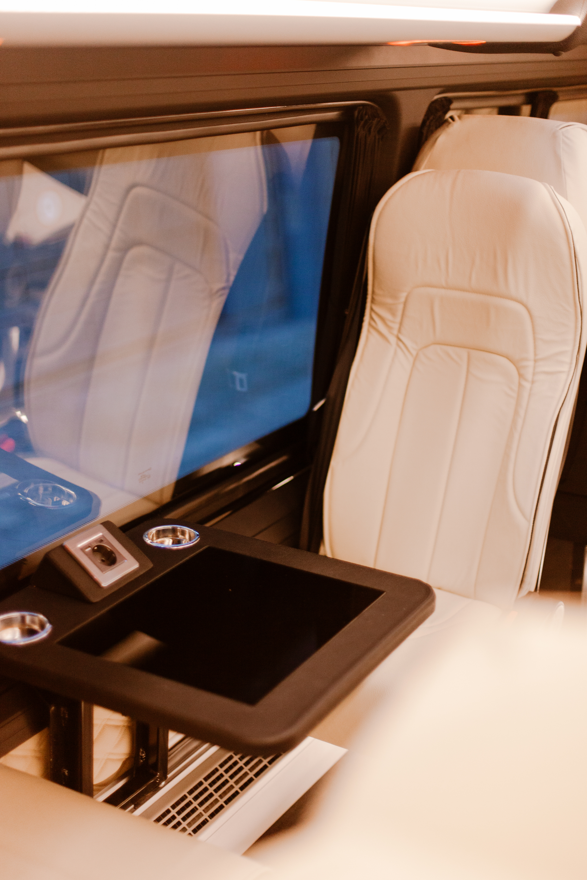 Instap van de Mercedes Sprinter bus