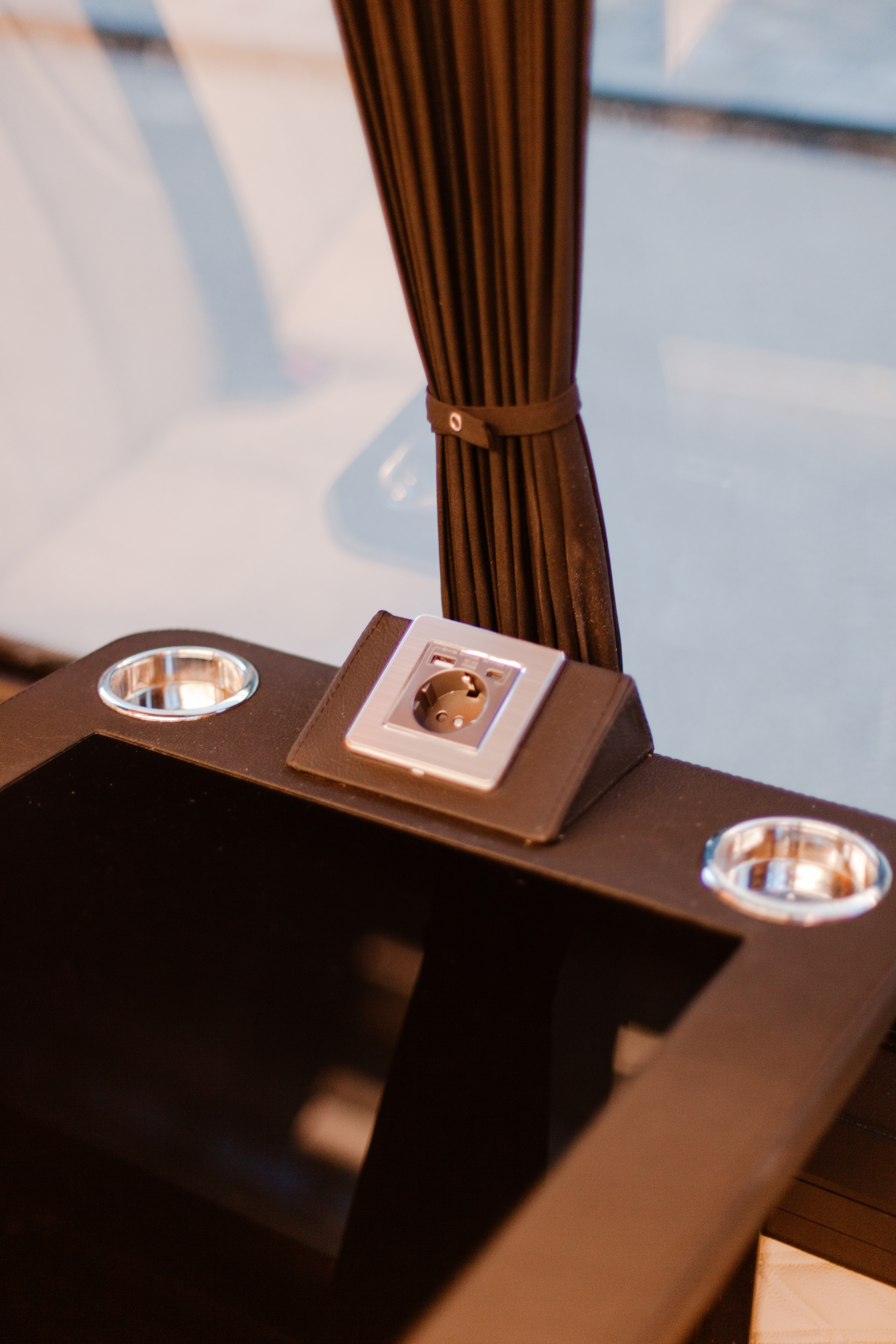 Instap van de Mercedes Sprinter bus