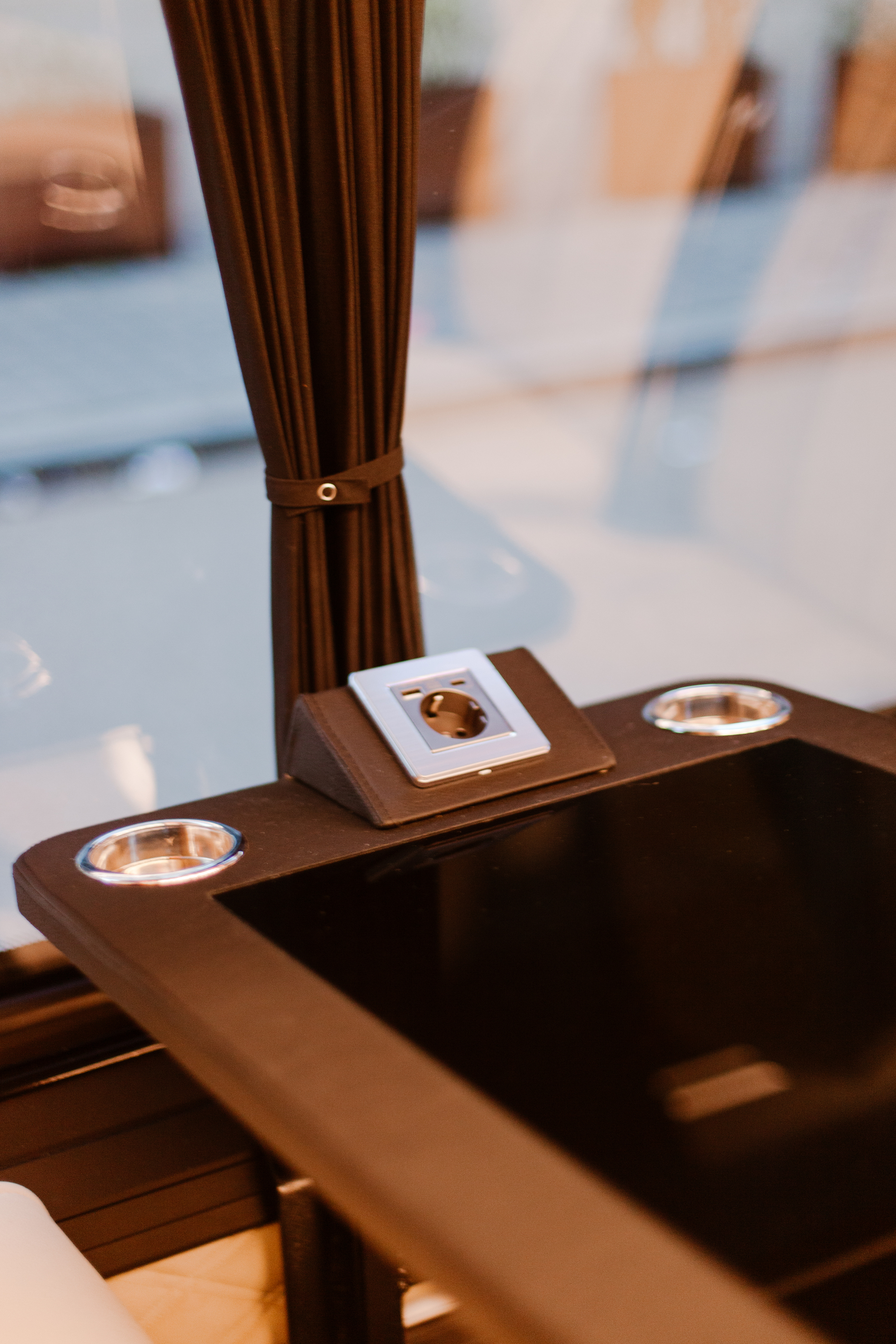 Instap van de Mercedes Sprinter bus