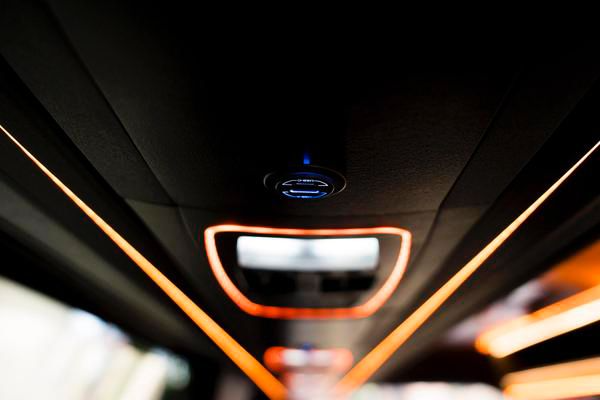 Instap van de Mercedes Sprinter bus