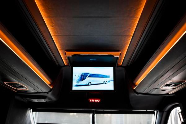 Instap van de Mercedes Sprinter bus