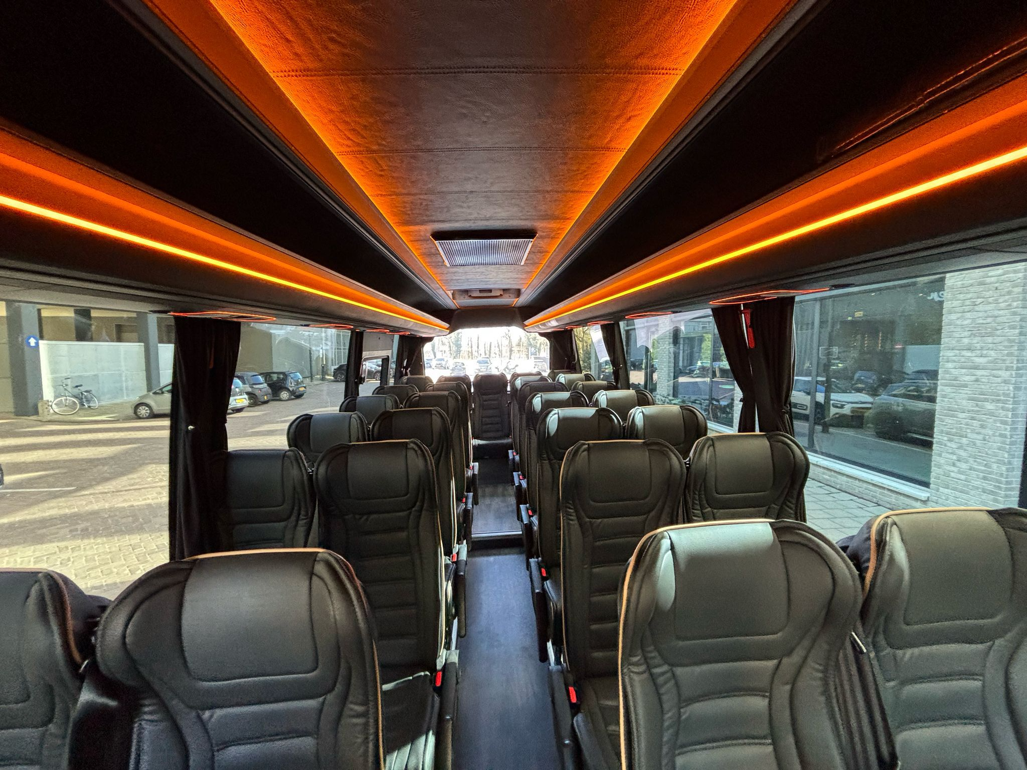 Instap van de Mercedes Sprinter bus