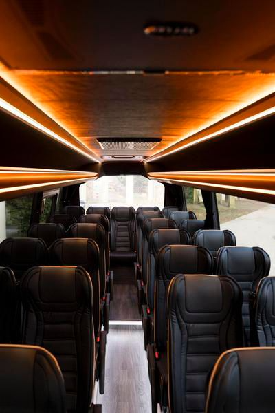 Instap van de Mercedes Sprinter bus