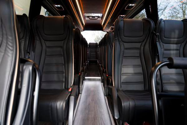 Instap van de Mercedes Sprinter bus