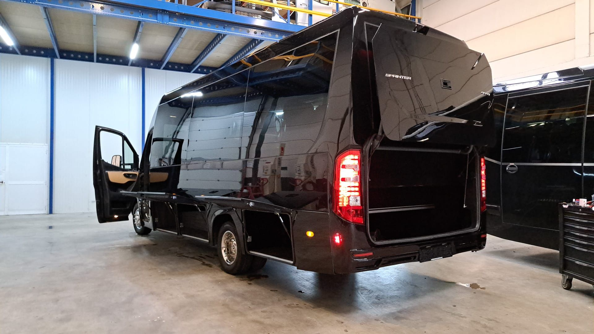 Instap van de Mercedes Sprinter bus