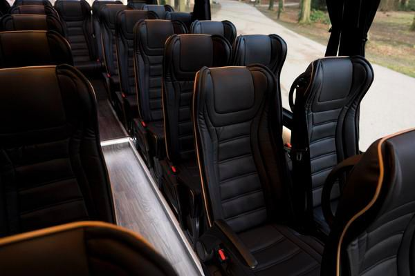 Instap van de Mercedes Sprinter bus