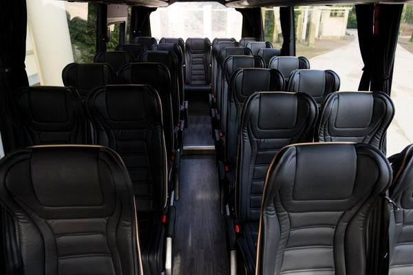 Instap van de Mercedes Sprinter bus