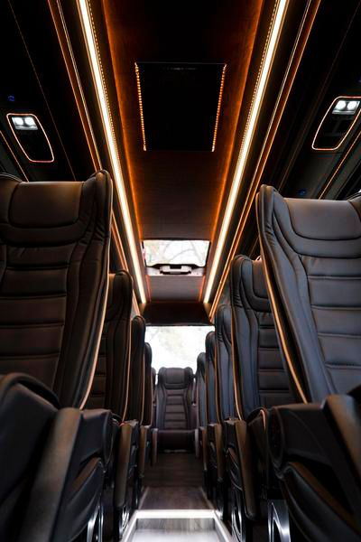 Instap van de Mercedes Sprinter bus