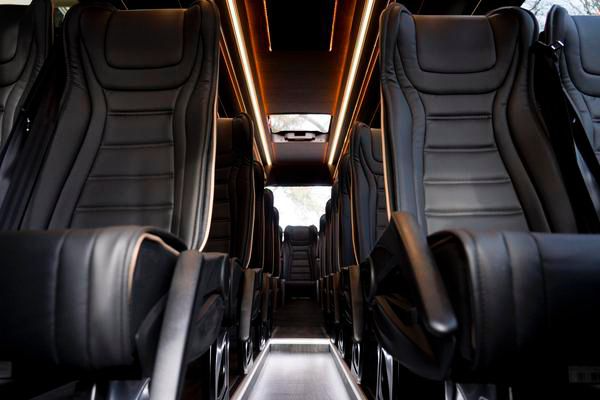 Instap van de Mercedes Sprinter bus