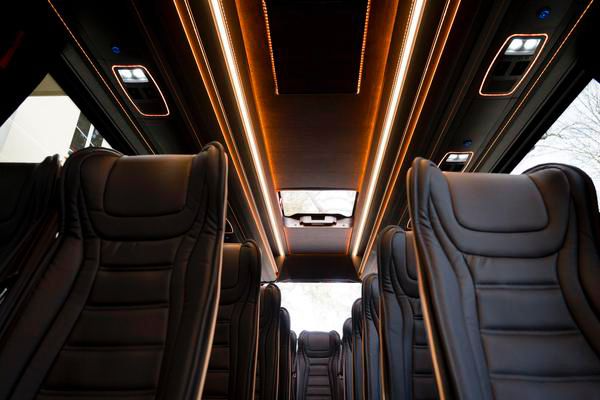 Instap van de Mercedes Sprinter bus