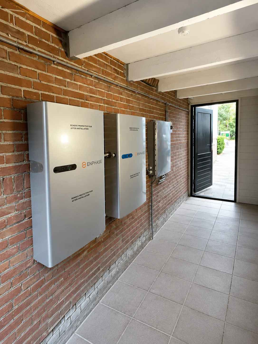 Ervaren installateur bij een zonnepaneleninstallatie