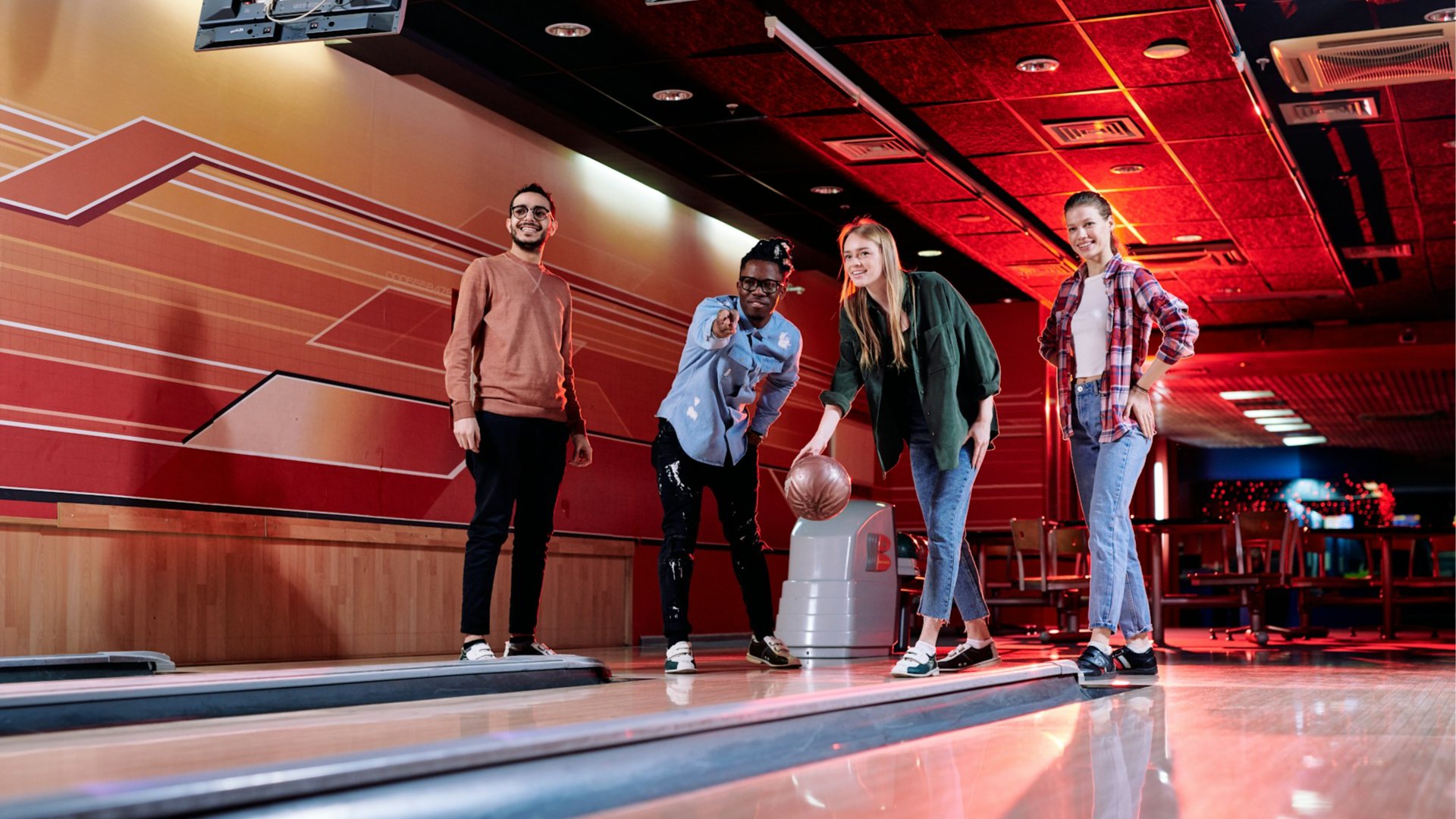 Berlin Singles Bowling Together | Zeya: 6 Curated Hangouts 🎳 Exciting 🤩