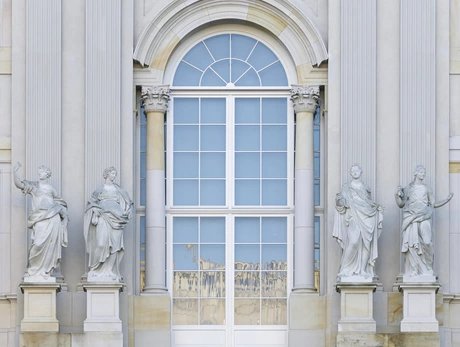 Just a facade? Architecture tour in English