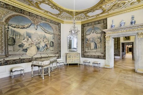 Guided tour with baby through the Old Castle