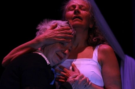 At the table – Circus theatre of the generations