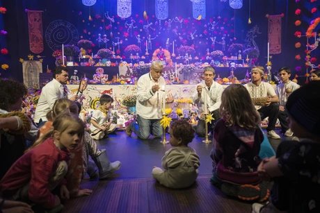What is on the Ofrenda? Opening of the Ofrenda for kids