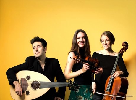 Echoes between the seas