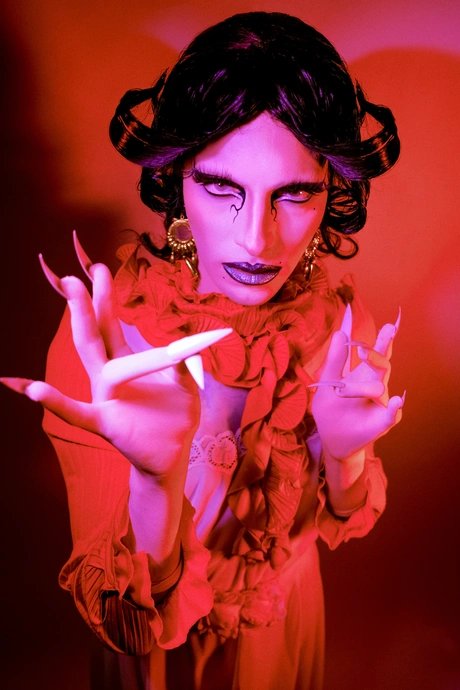 Pearls Becoming -Guided Tour with Drag Queen Hassandra in English