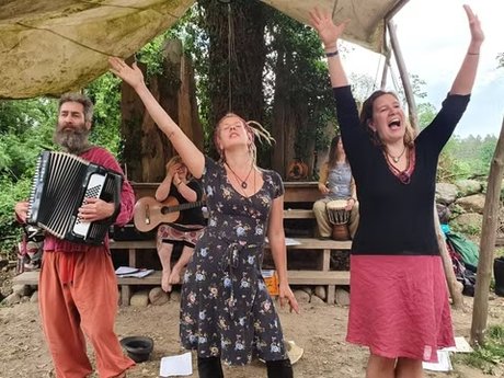 Singing circle with Lydia Kloy and accompaniment